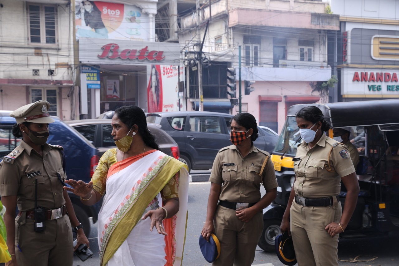 വനിതാ ദിനത്തോടനുബന്ധിച്ച് വിവിധ ചുമതലകള്‍ നിര്‍വ്വഹിക്കുന്ന വനിതാപോലീസ് ഉദ്യോഗസ്ഥരുടെ ദൃശ്യങ്ങള്‍
