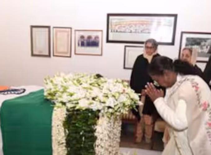 Draupadi-Murmu-pay-homage-to-Dr-Manmohan-Singh-1735283454050_700x350xt