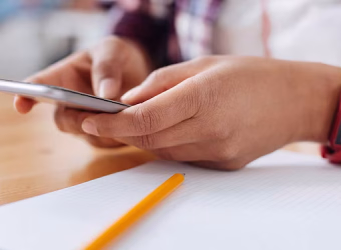 abu-dhabi-bans-smartphones-watches-in-schools-smartphone-smart-watch-in-school