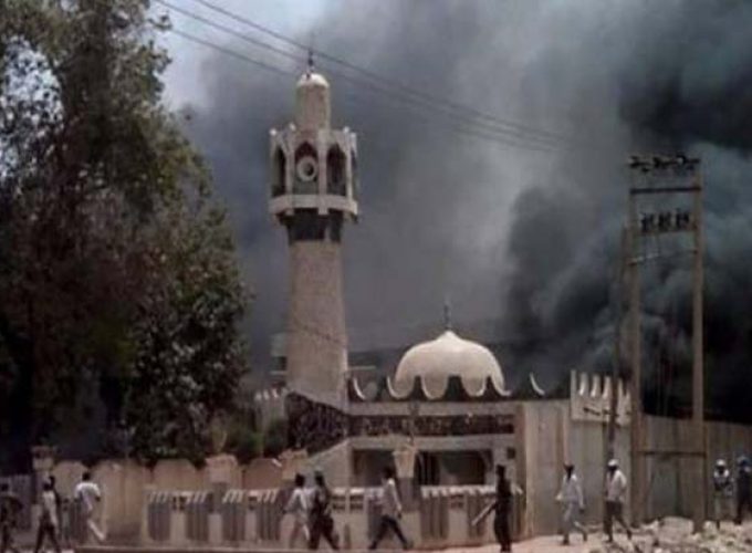 bomb blast at pakistan mosque 17 killed 1