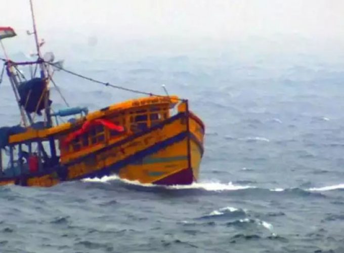 case againts10 pakistani navy personnel after indian fisherman killed off gujarta coast
