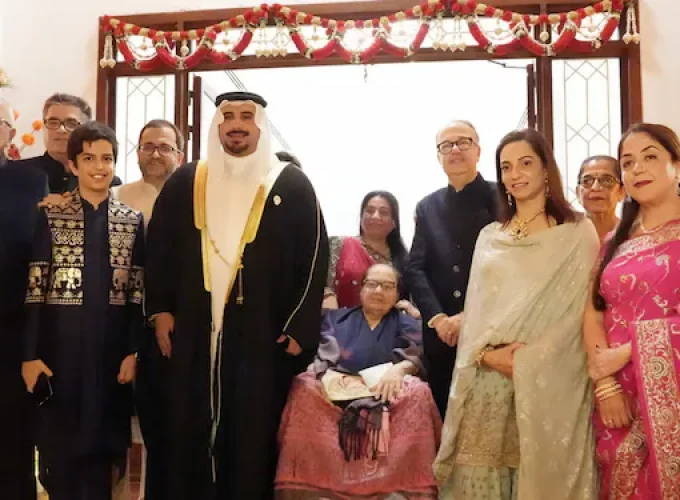 crown-prince-visits-a-number-of-families-to-mark-diwali