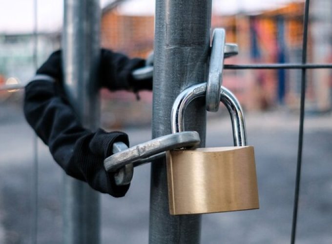 illegal-tailoring-businesses-in-building-rooms-closed-shop-closed-store-closed-building-closed