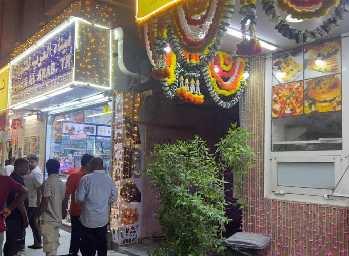 ഷാർജയിൽ ദീപാവലി ആഘോഷത്തിന് സജീവമായിരിക്കുന്ന വിപണി. ചിത്രം∙ സിറാജ് വി.പി.കീഴ്മാടം
