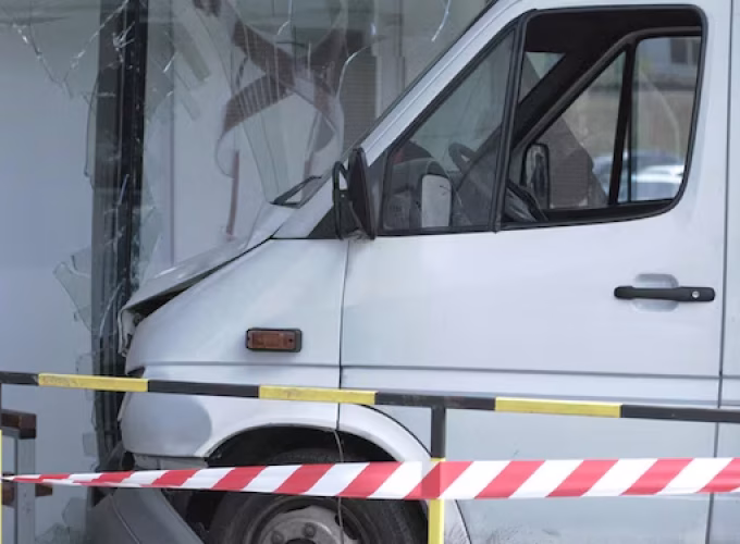 mini-lorry-crashed-into-a-coffee-shop-in-jeddah-injuring-three-people