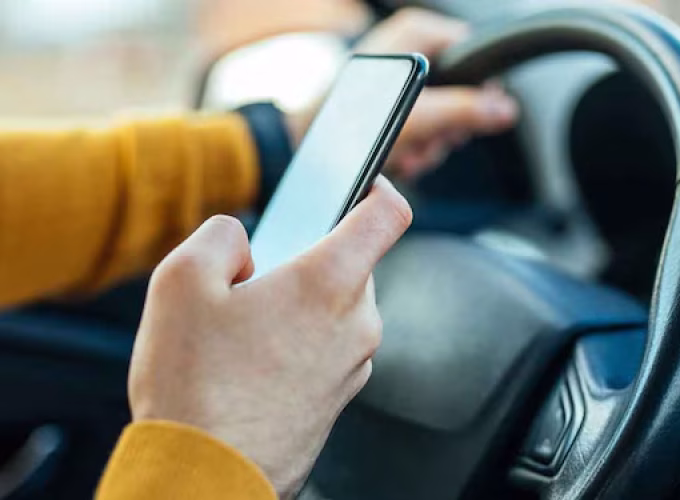 mobile-phones-social-media-usage-while-driving-penalty-fine-kuwait (1)