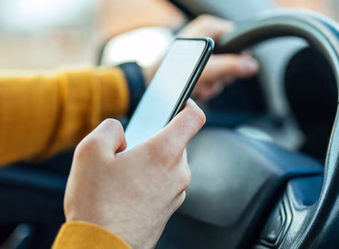 mobile-using-while-driving-will-get-maximum-fine-of-900-saudi-riyal