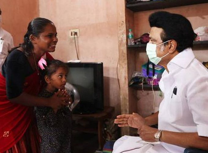 ക്ഷേത്രത്തിലെ അന്നദാനത്തില്‍ ചടങ്ങില്‍ നിന്നും ഇറക്കിവിട്ട ആദിവാസി യുവതിയുടെ വീട്ടിലെത്തി തമിഴ്നാട് മുഖ്യമന്ത്രി എം.കെ സ്റ്റാലിന്‍