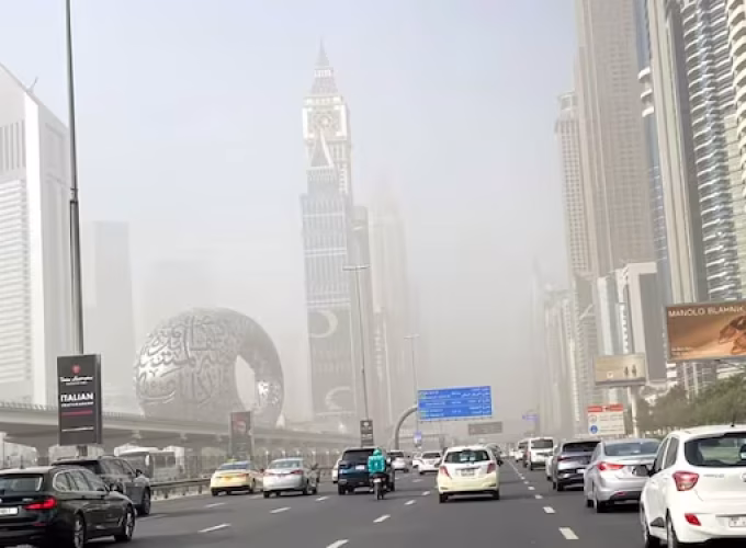 strong-dust-storm-continues-in-the-uae (1)