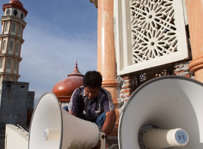 the use of loudspeakser in saudi mosques